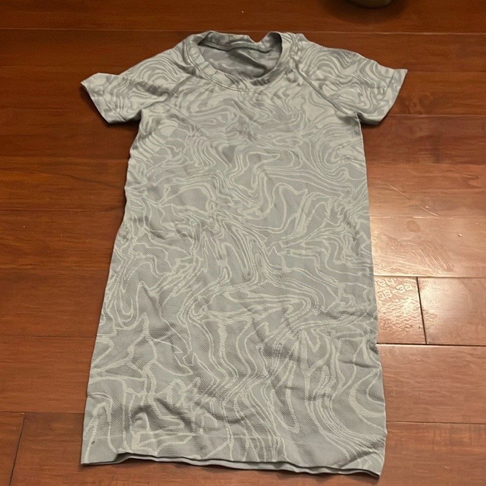 LULULEMON🩷💜 GREY WITH DESIGN RARE COLOR
SIZE 0❣️